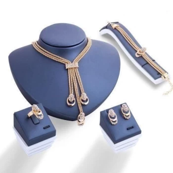 Ensemble de boucles d'oreilles tendance : cet ensemble de boucles d'oreilles propose 9 styles et designs différents tels que des croissants, des tubes et des gros morceaux ouverts au choix. Un ensemble peut répondre à vos diverses occasions et besoins de 